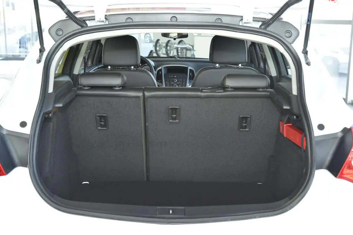 英朗XT 1.6L 自动 时尚型 Alcantara版行李箱空间