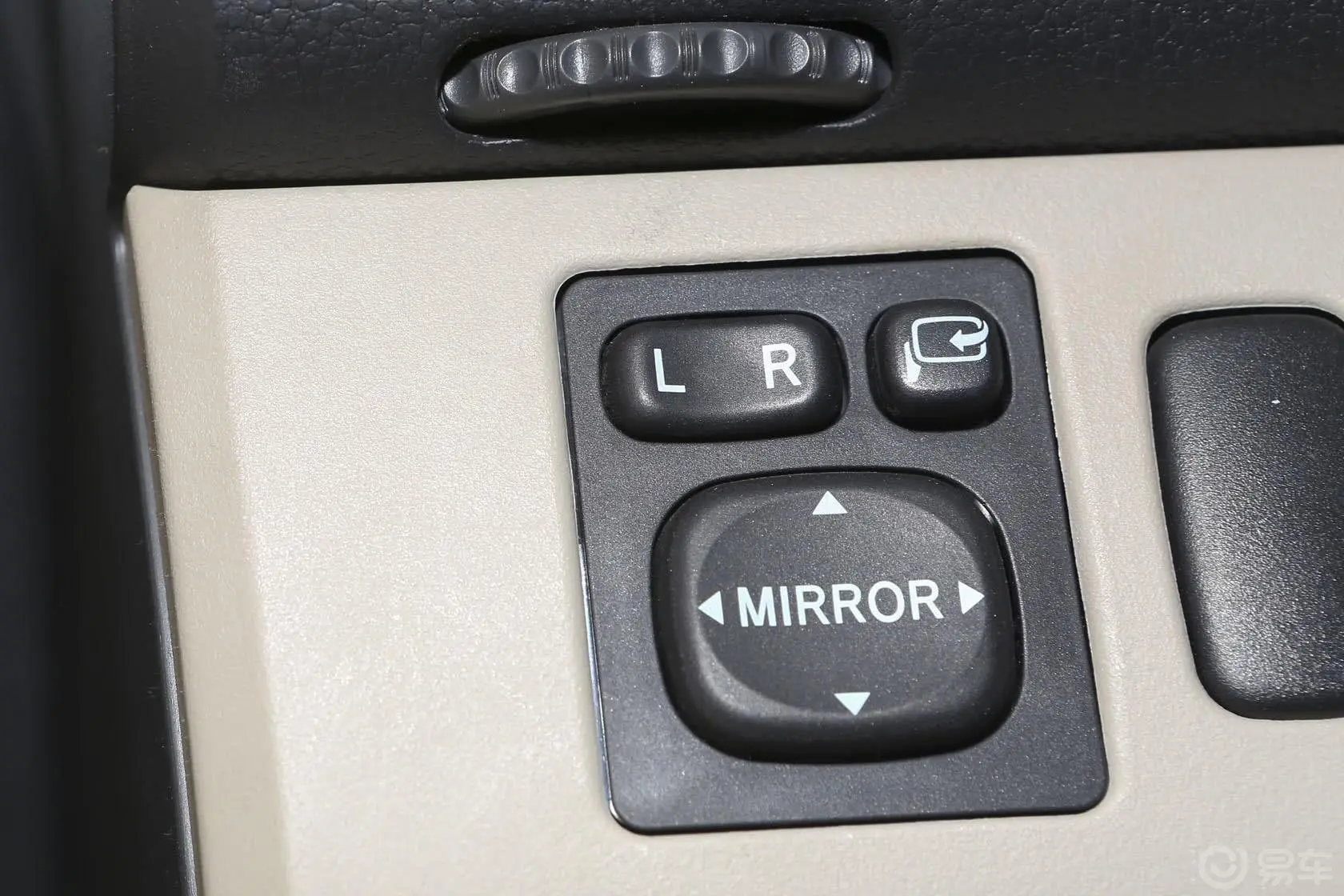 帕杰罗·劲畅3.0L 手自一体 两驱 豪华版外后视镜控制键