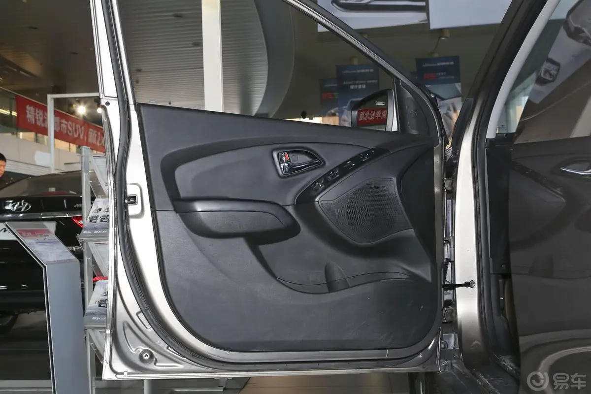 现代ix352.0L GLS 自动 两驱 智能版 国V驾驶员侧车门内门板
