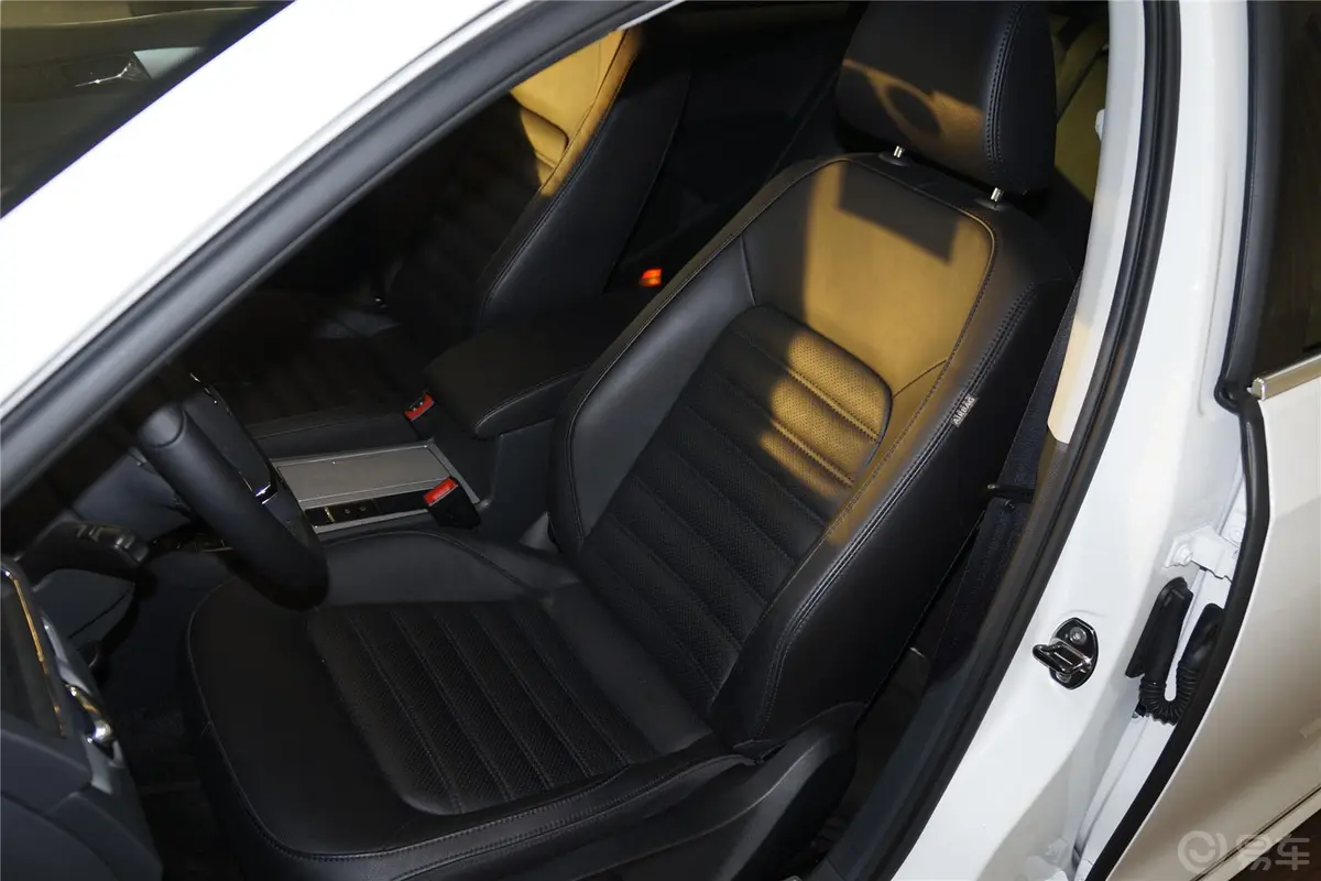 帕萨特1.8T 双离合 御尊版驾驶员座椅