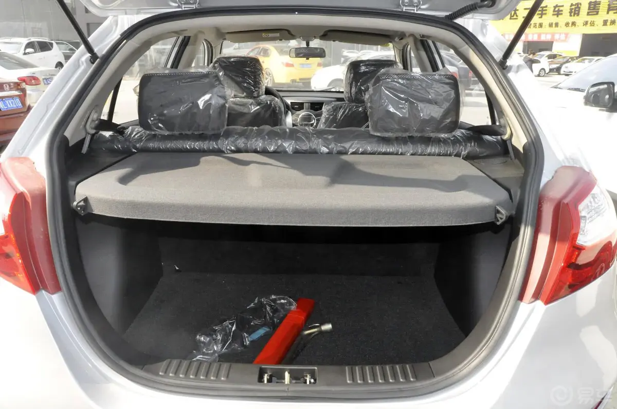 夏利N71.3L 手动 尊贵型行李箱空间