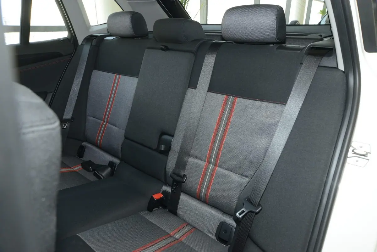 宝马X1sDrive18i 运动设计套装后排座椅