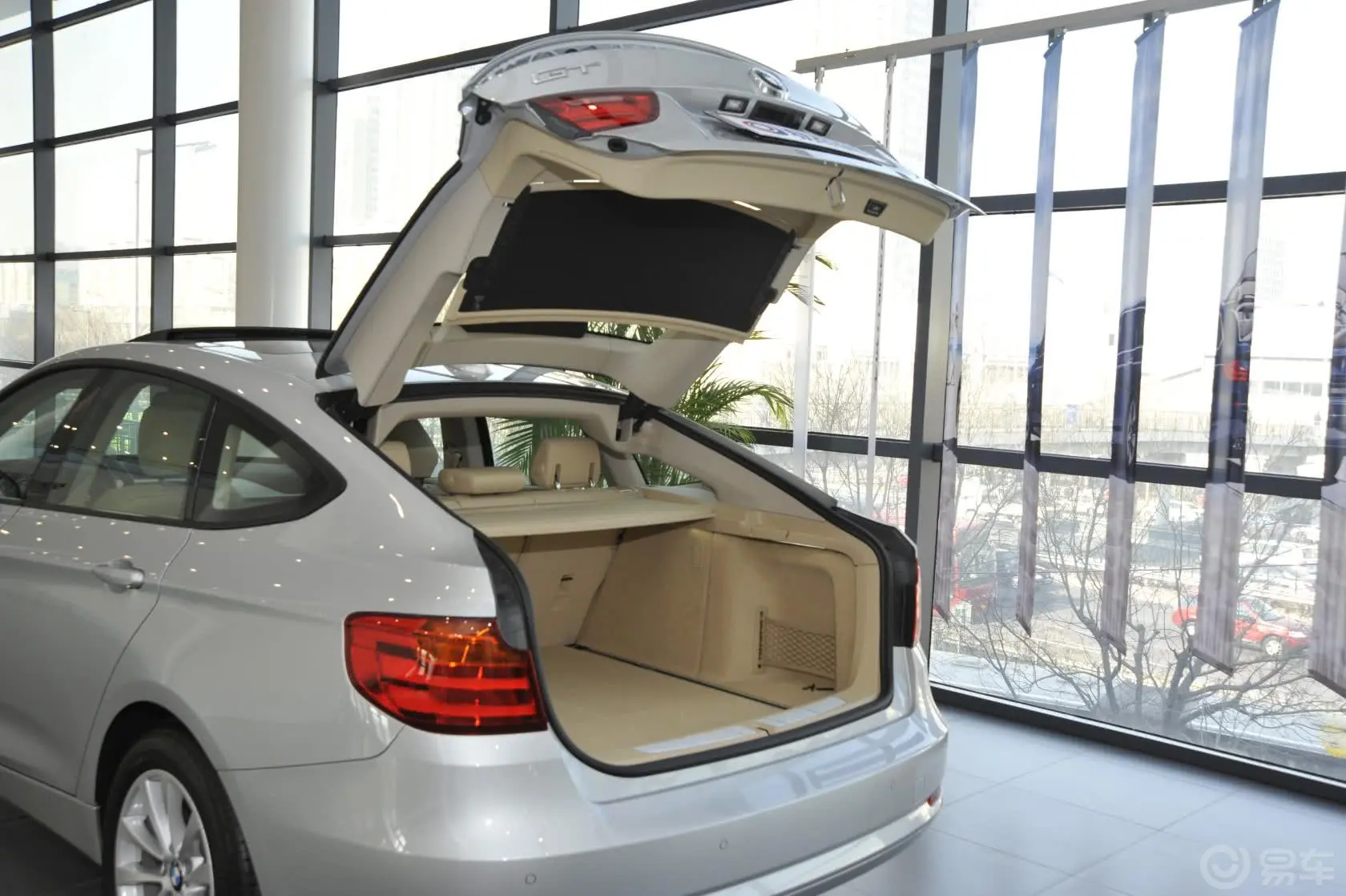 宝马3系GT320i 领先型行李厢开口范围