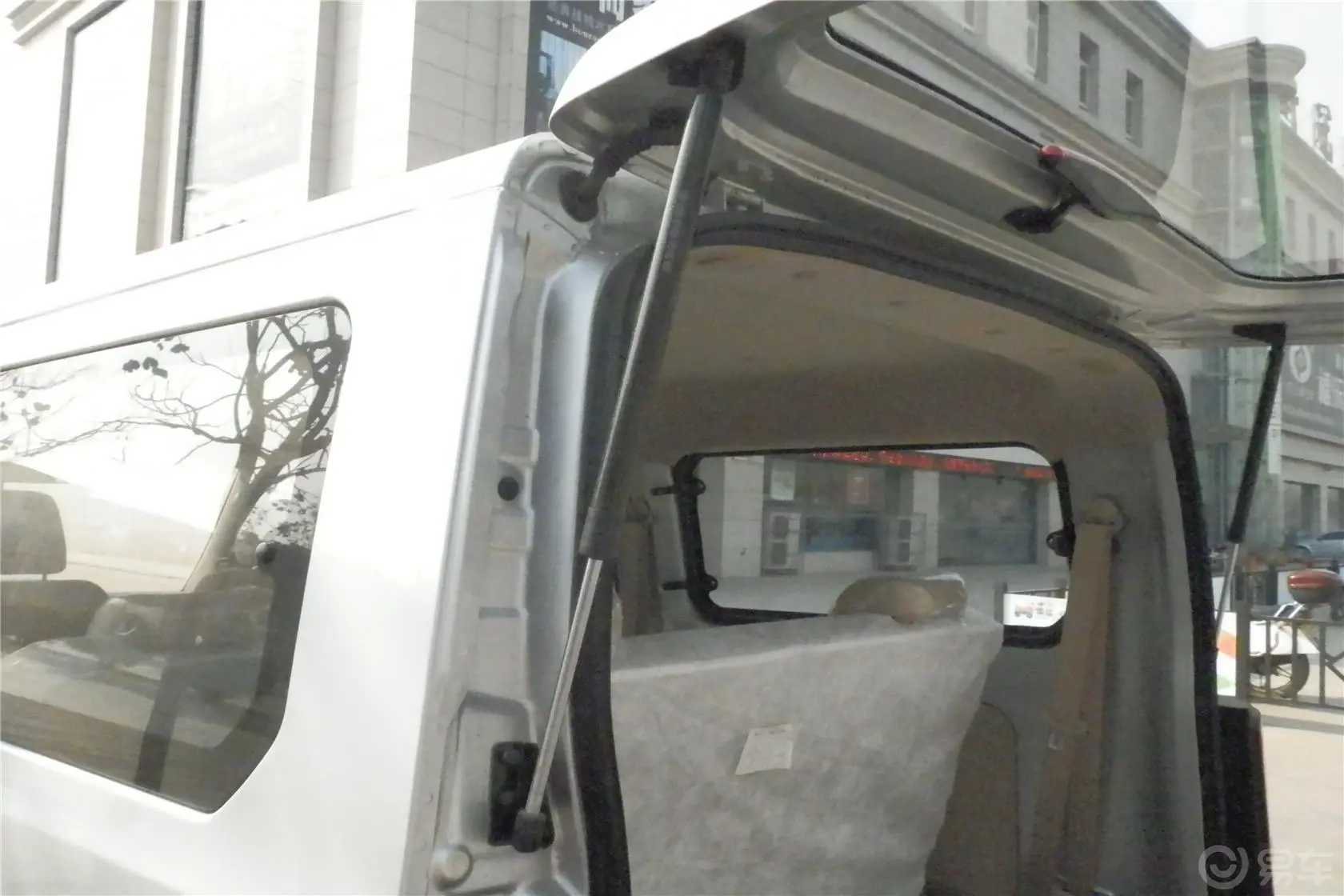 佳宝V80MINI bus版 1.3L 手动 标准版行李厢支撑杆
