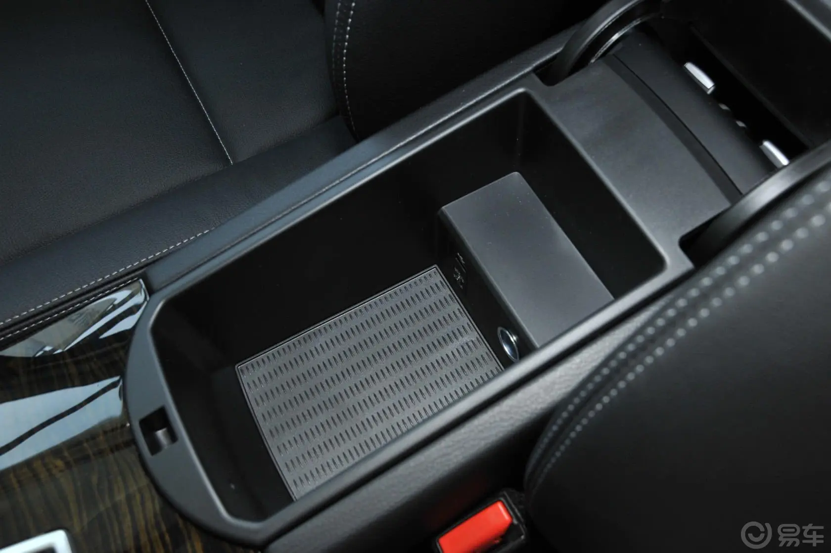 宝马X3(进口)改款 xDrive20i 豪华型前排中央扶手箱空间