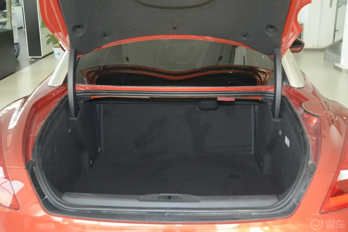 标致RCZ1.6T 自动 豪华优雅型行李箱空间