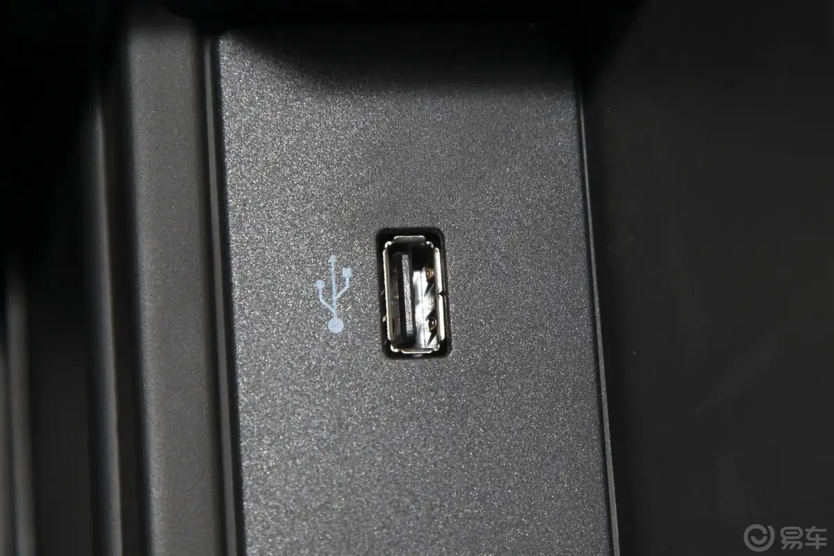 福克斯两厢 2.0L 手动 豪华运动型USB接口