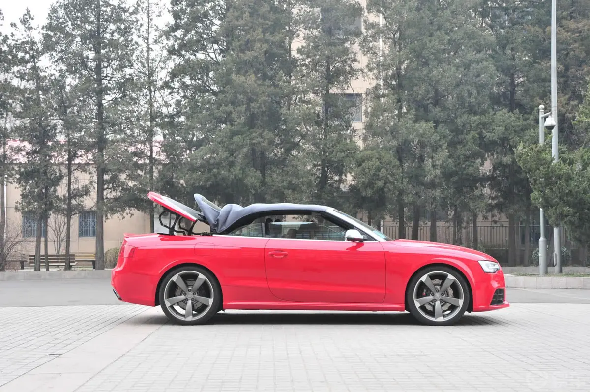 奥迪RS 54.2L 双离合 quattro Cabriolet外观