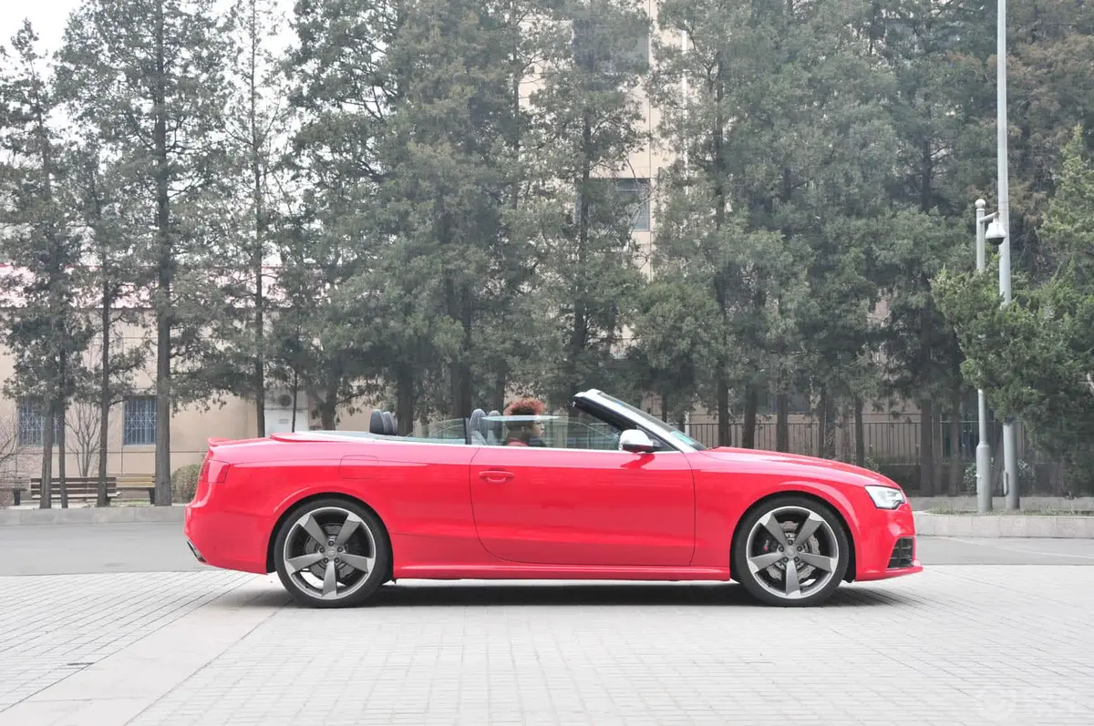 奥迪RS 54.2L 双离合 quattro Cabriolet外观