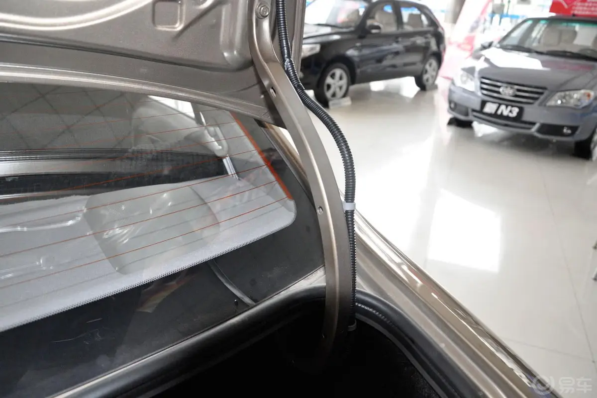 夏利N51.3L 手动 标准型行李厢支撑杆