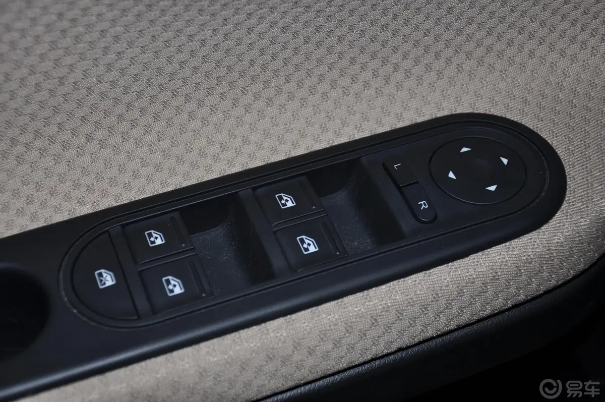 名爵31.3L 自动 舒适版车窗升降键