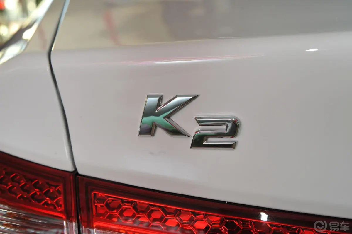 起亚K2三厢 1.6L 自动 Premium 纪念版尾标