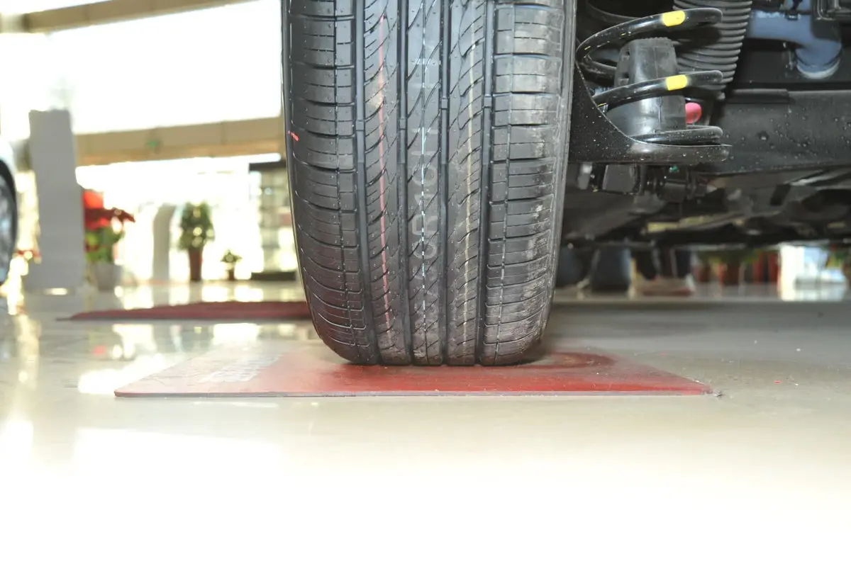起亚K2三厢 1.6L 自动 Premium 纪念版轮胎花纹