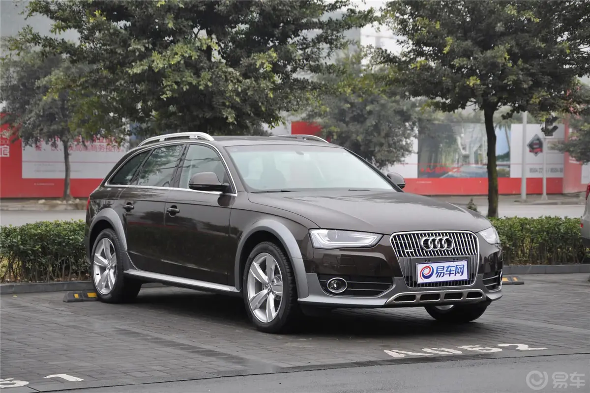 奥迪A4(进口)40TFSI allroad quattro侧前45度车头向右水平