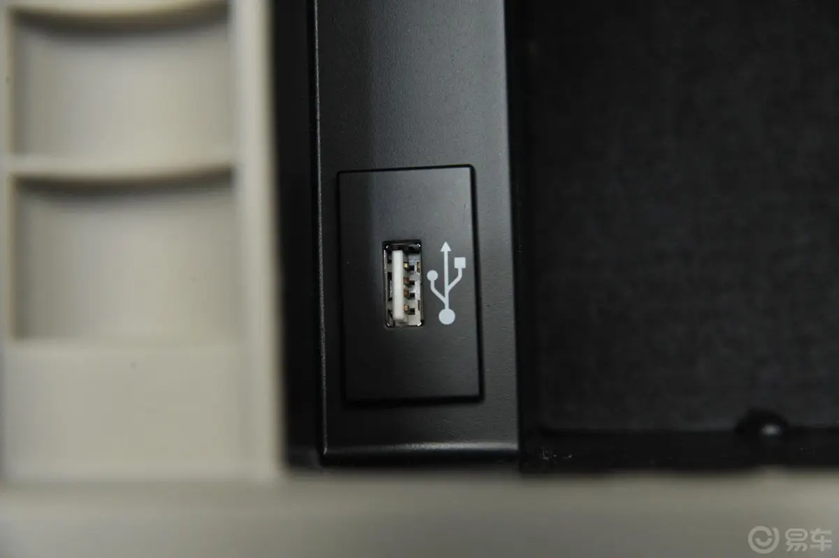 奔腾B701.8L 自动 时尚型USB接口