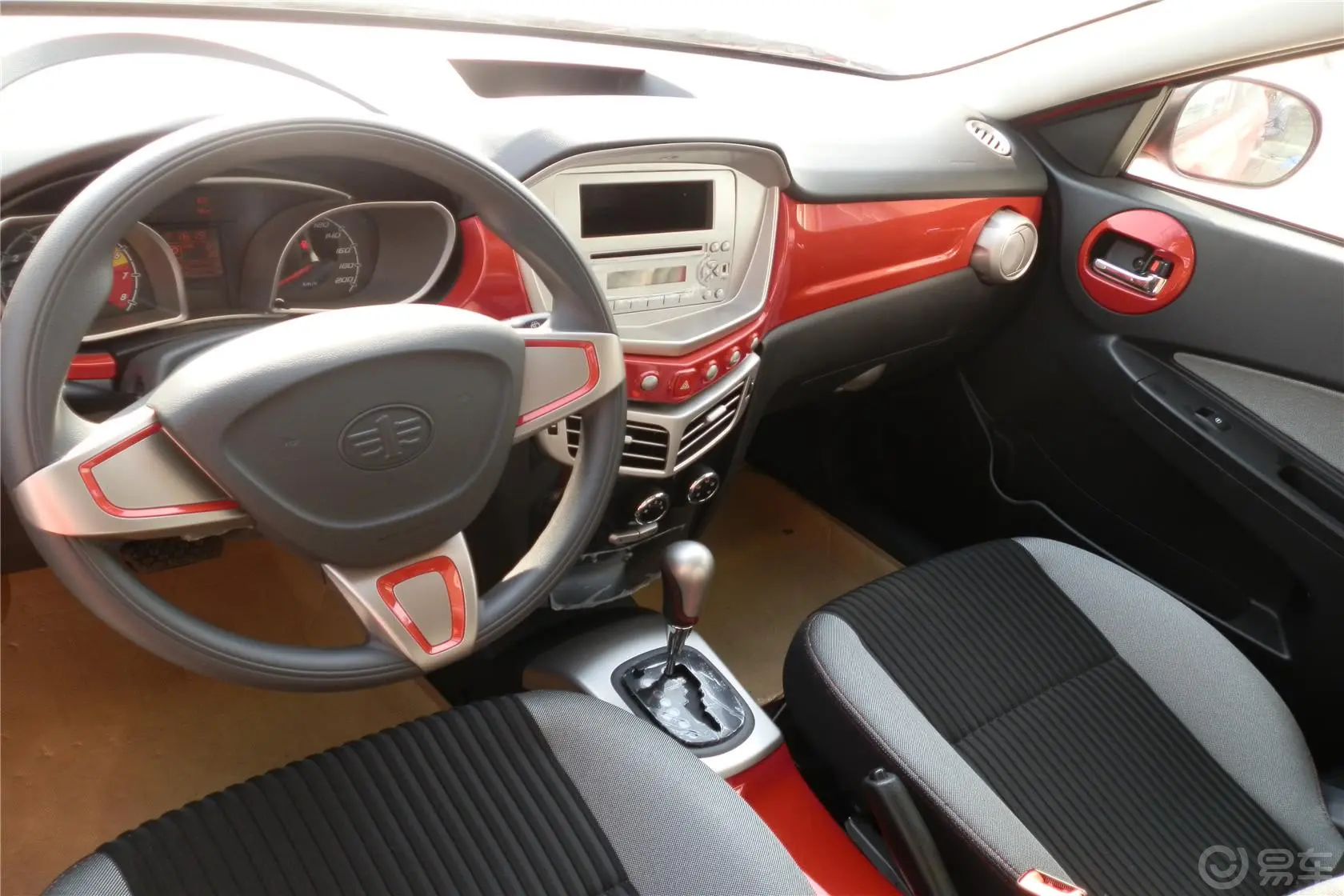 欧朗两厢 1.5L 自动 舒适型中控台驾驶员方向