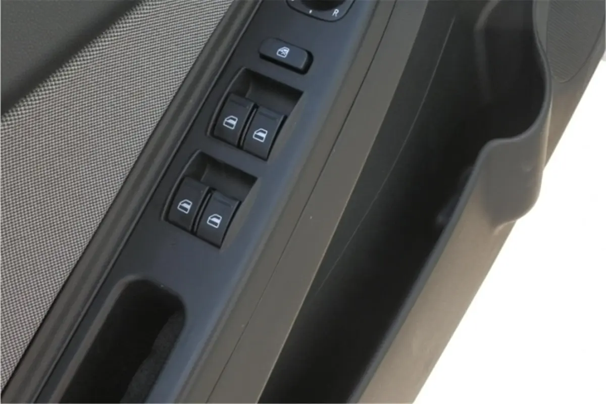 欧朗两厢 1.5L 自动 舒适型驾驶员门储物盒