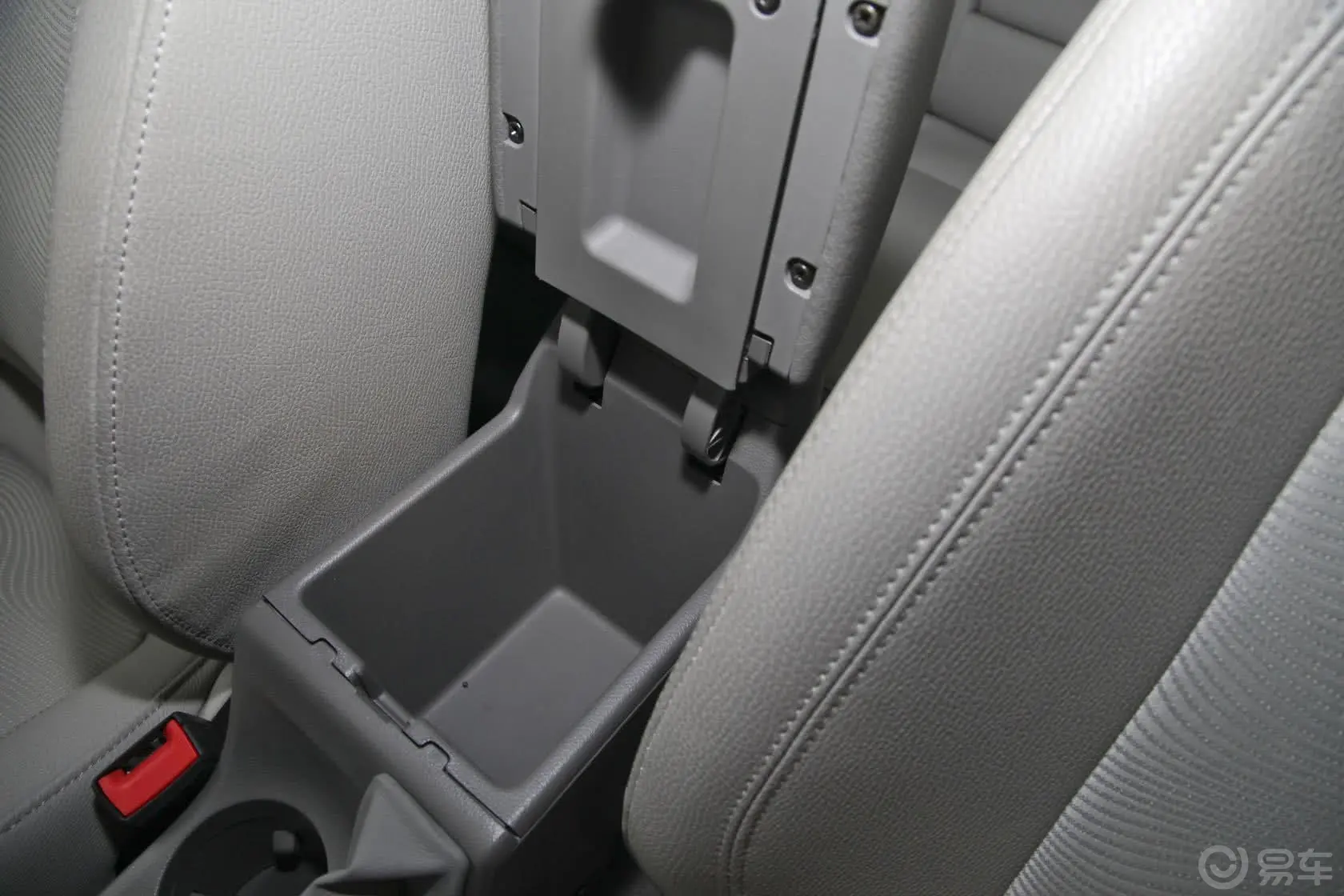 英朗XT 1.6L 自动 时尚型前排中央扶手箱空间