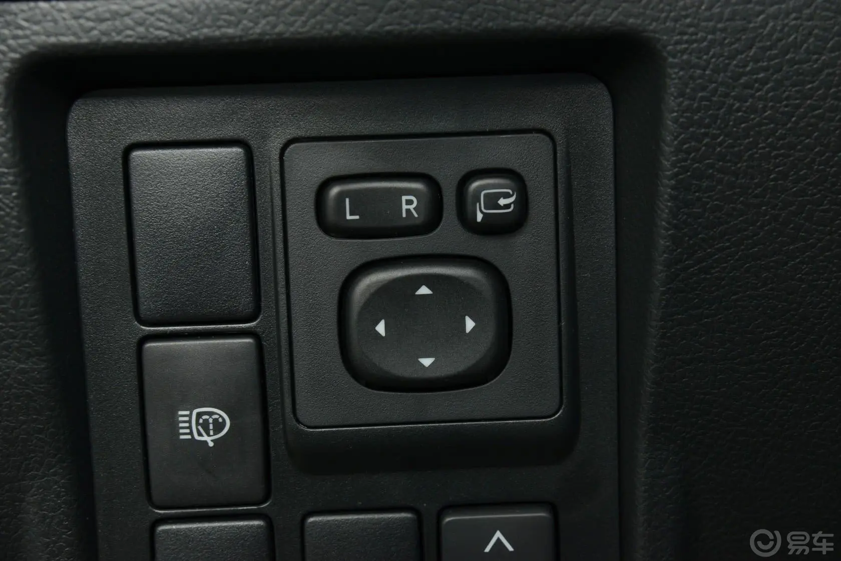 普拉多4.0L V6 TX-L外后视镜控制键