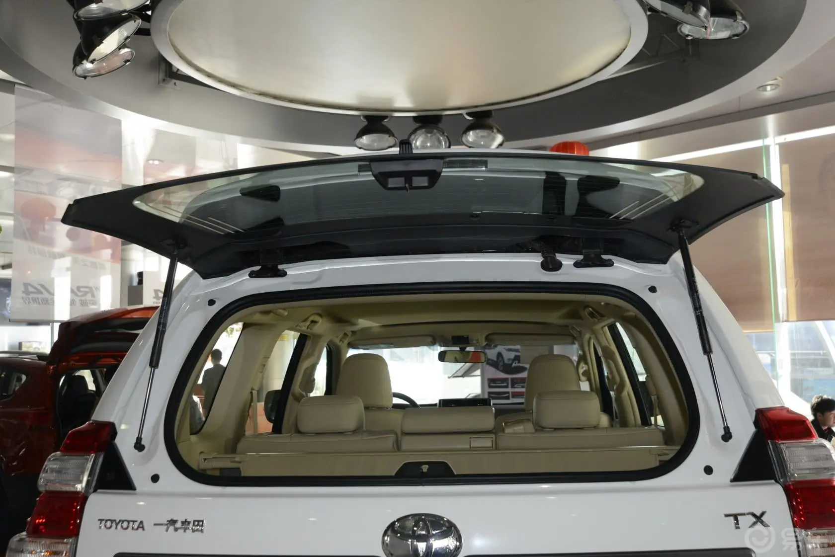 普拉多4.0L V6 TX-L行李厢开口范围