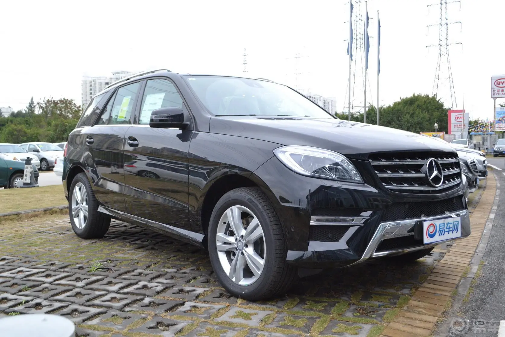 奔驰M级ML350 4MATIC 柴油版侧前45度车头向右水平