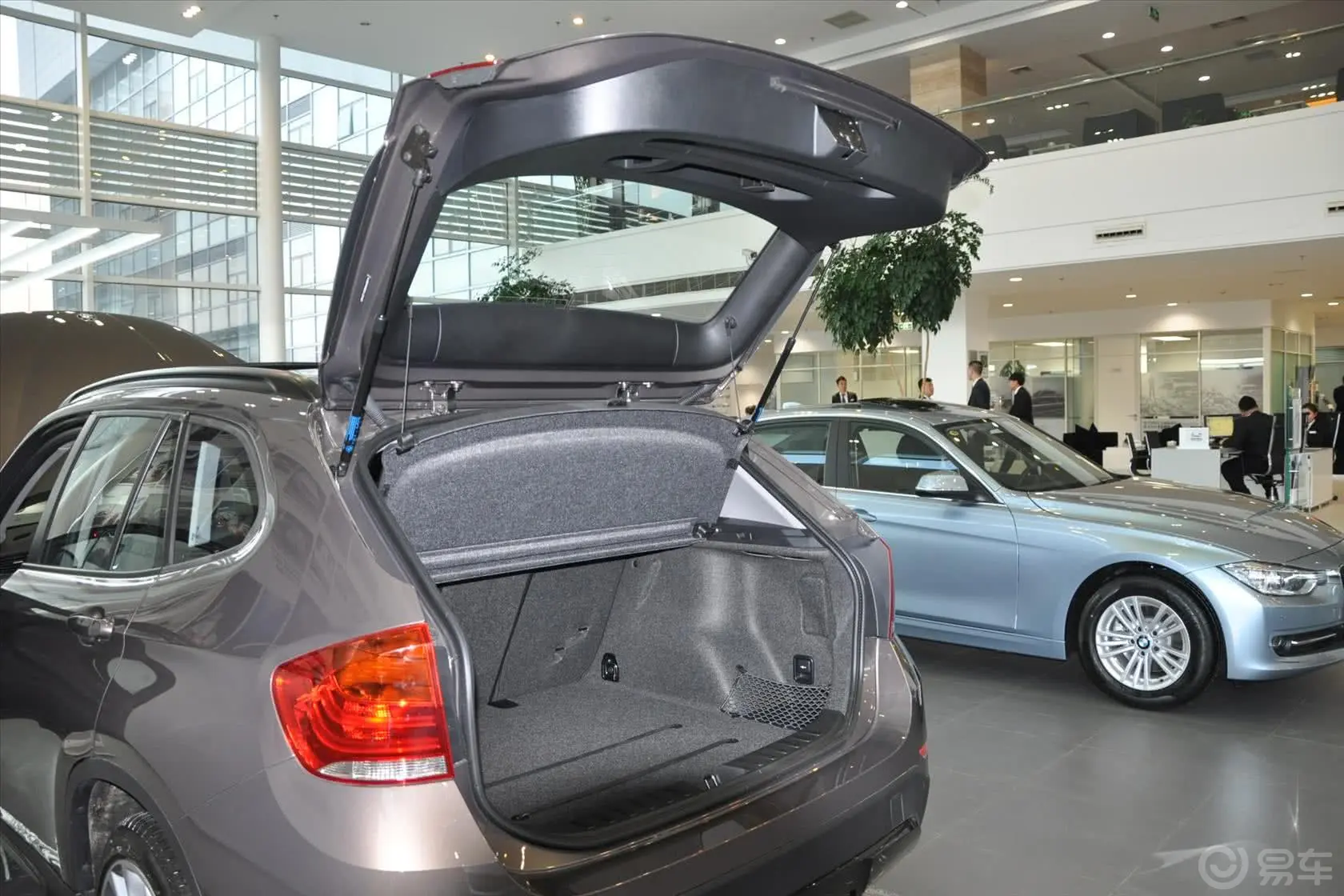 宝马X1sDrive18i 运动设计套装行李厢开口范围