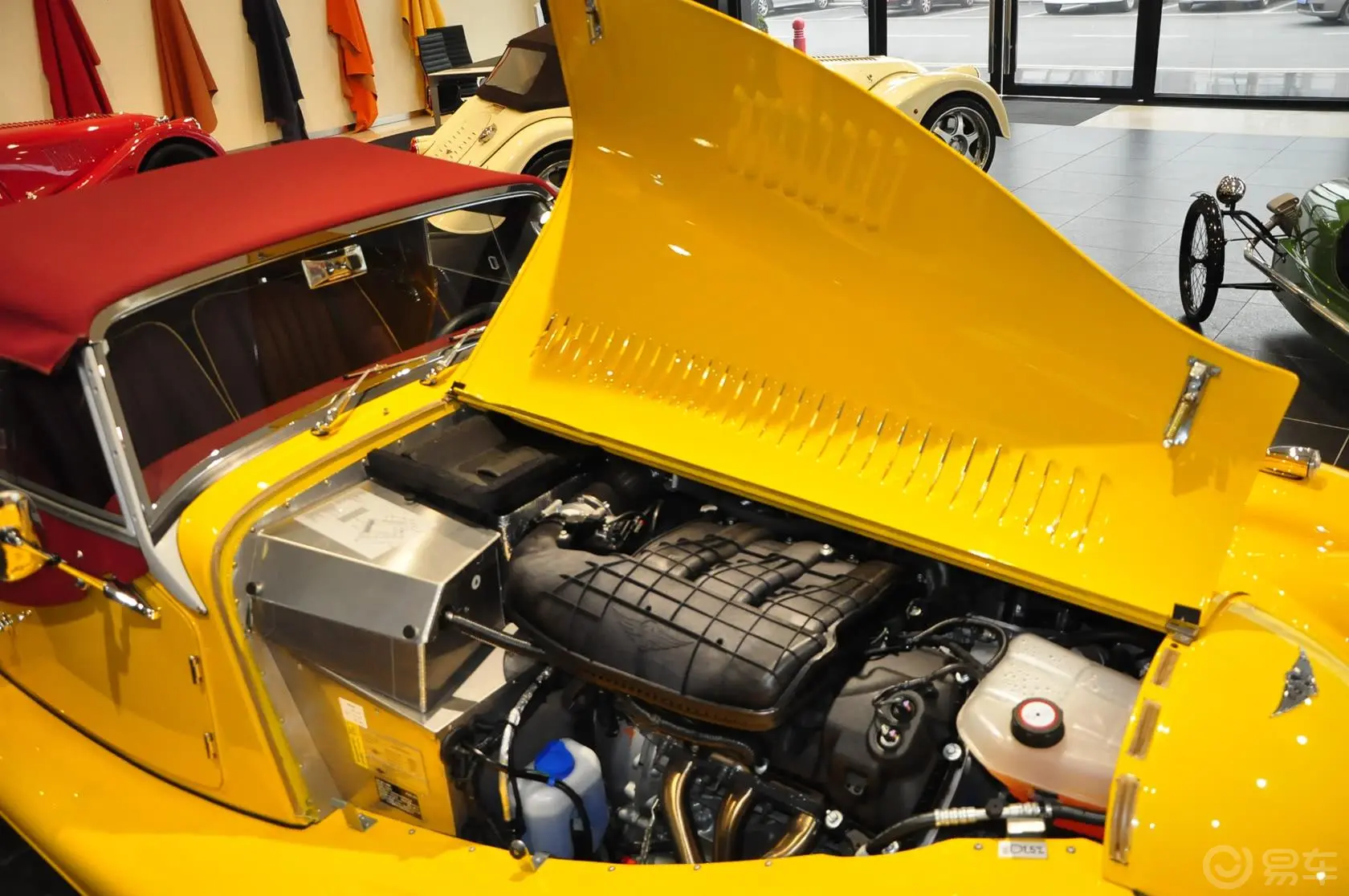 摩根Roadster3.7L 2座发动机盖开启