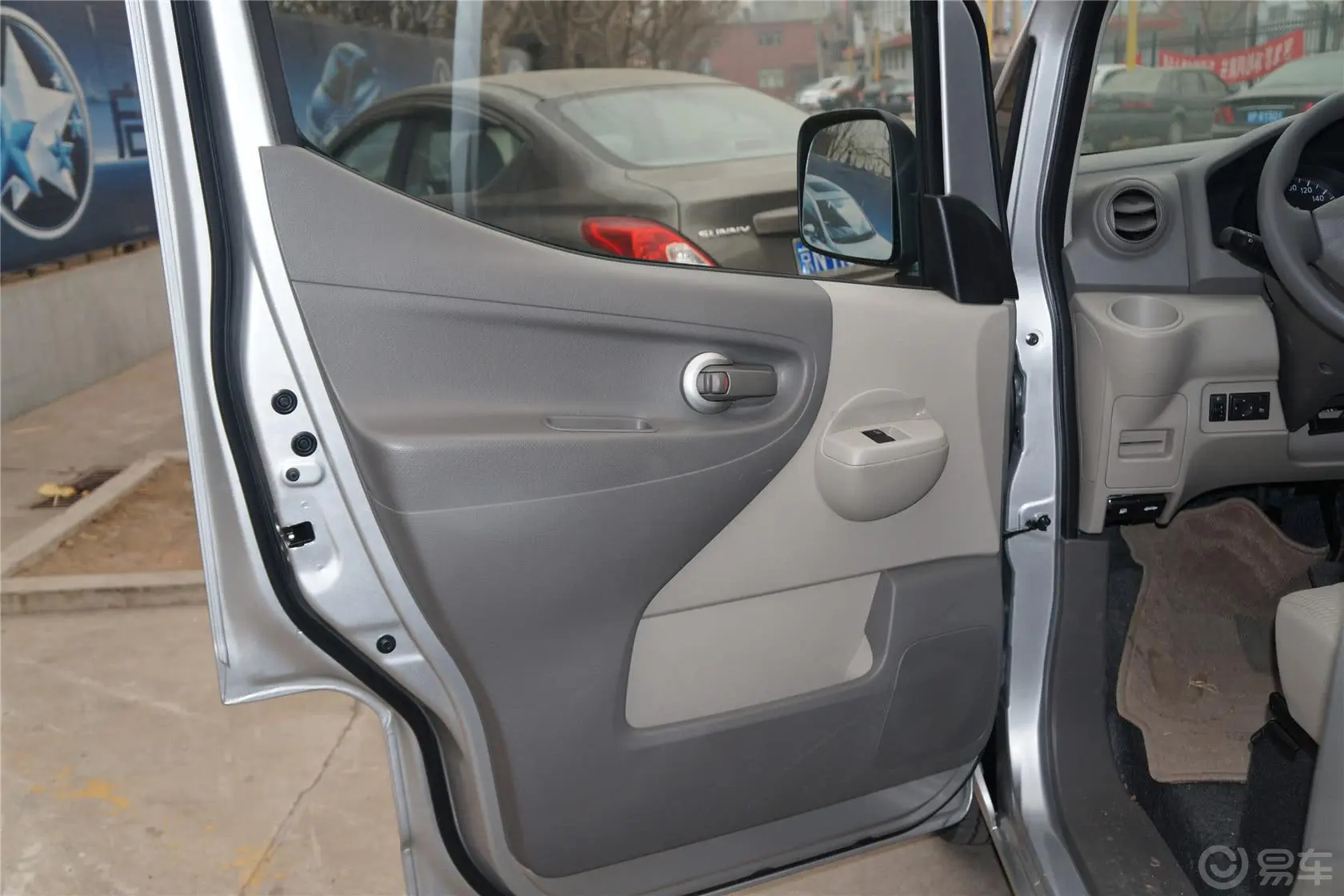 日产NV2001.6L CVT 尊享版 国4驾驶员侧车门内门板