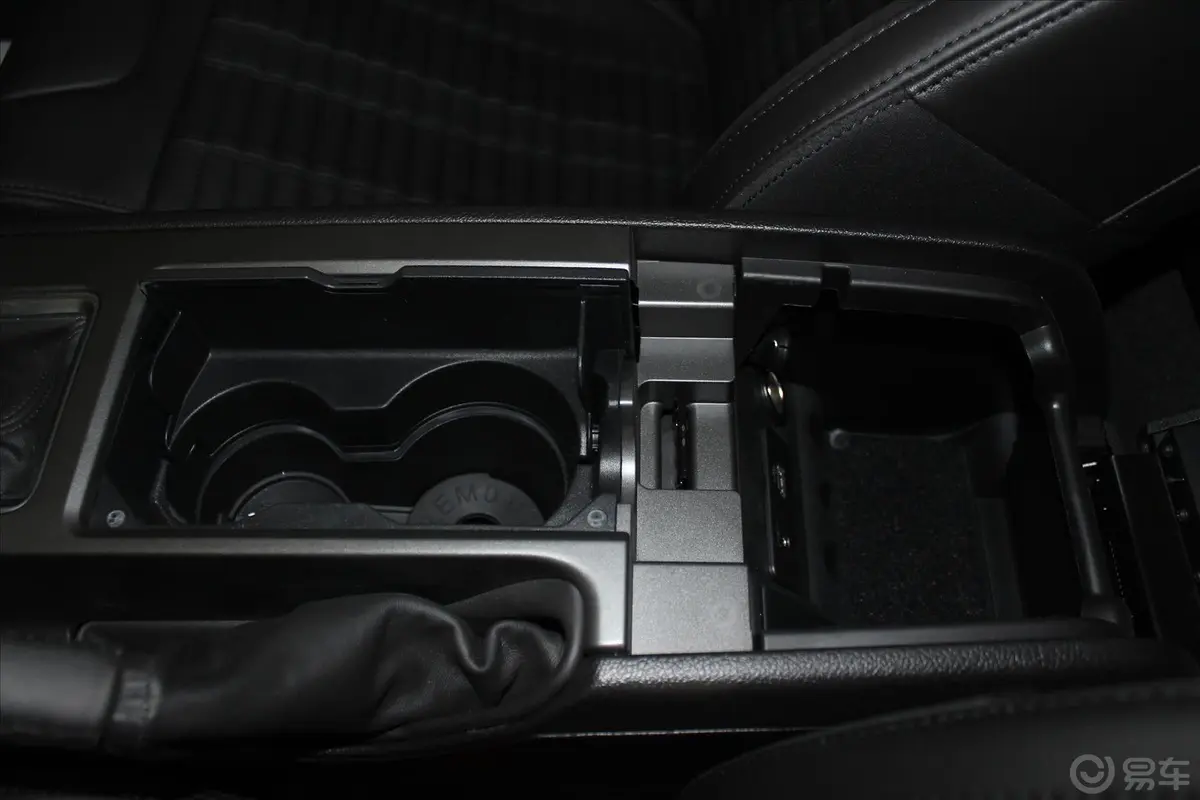 Mustang5.8T 手动 GT500前排中央扶手箱空间