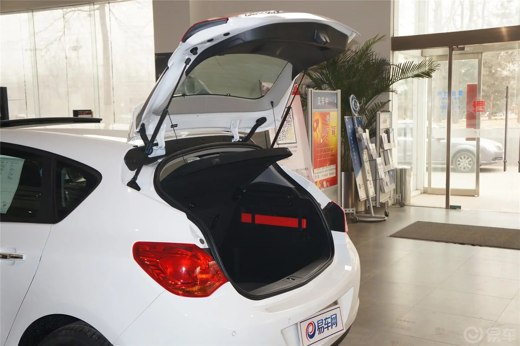 英朗XT 1.6T 自动 时尚运动型 Alcantara版行李厢开口范围