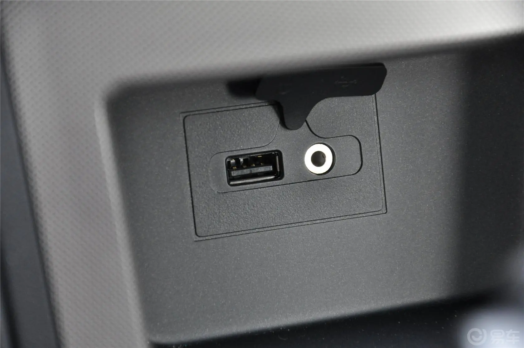 荣威3501.5L 自动 讯悦版USB接口