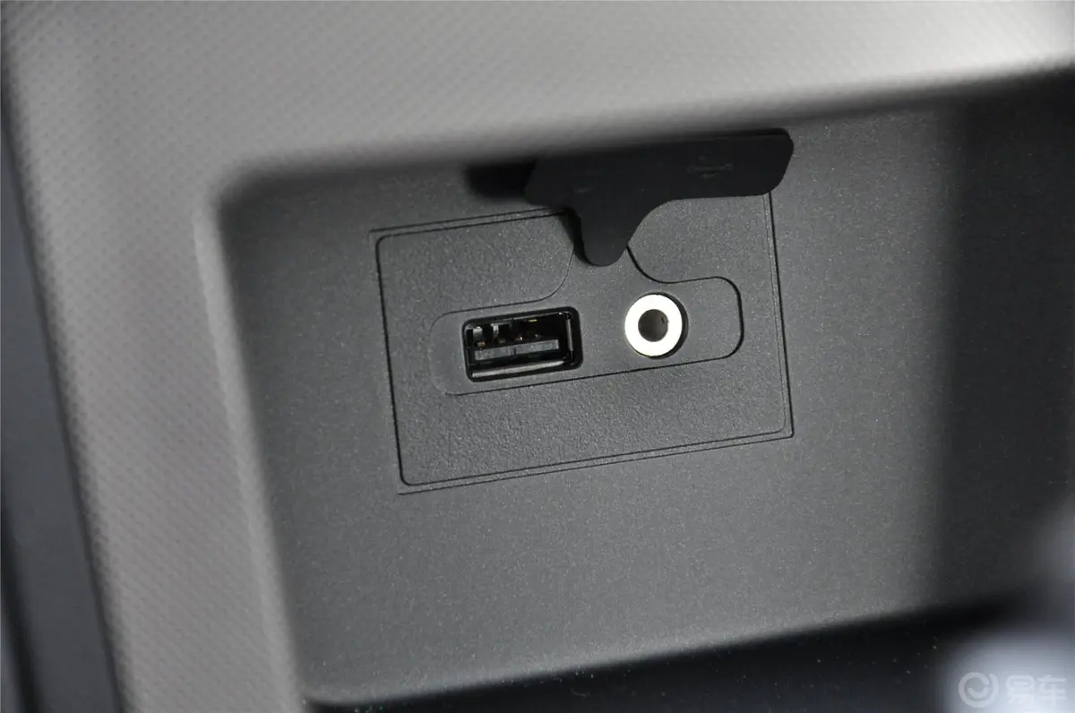 荣威3501.5L 自动 讯悦版USB接口