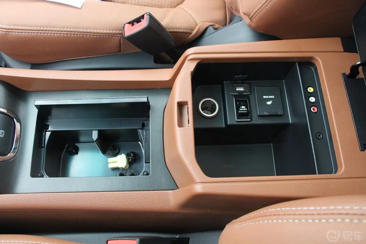 大7 SUV荣耀典藏版 2.2T 自动 两驱前排中央扶手箱空间
