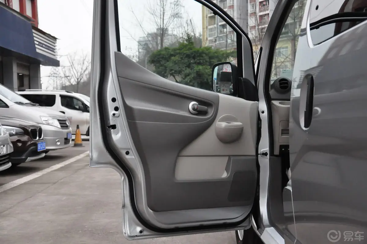 日产NV2001.6L CVT 尊雅版 国4驾驶员侧车门内门板