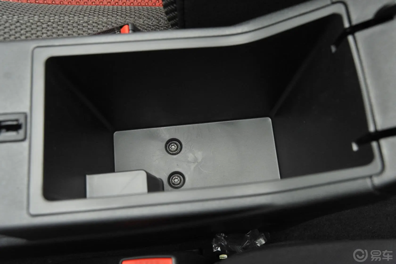 风神H30Cross 1.5L 自动 尊尚型前排中央扶手箱空间