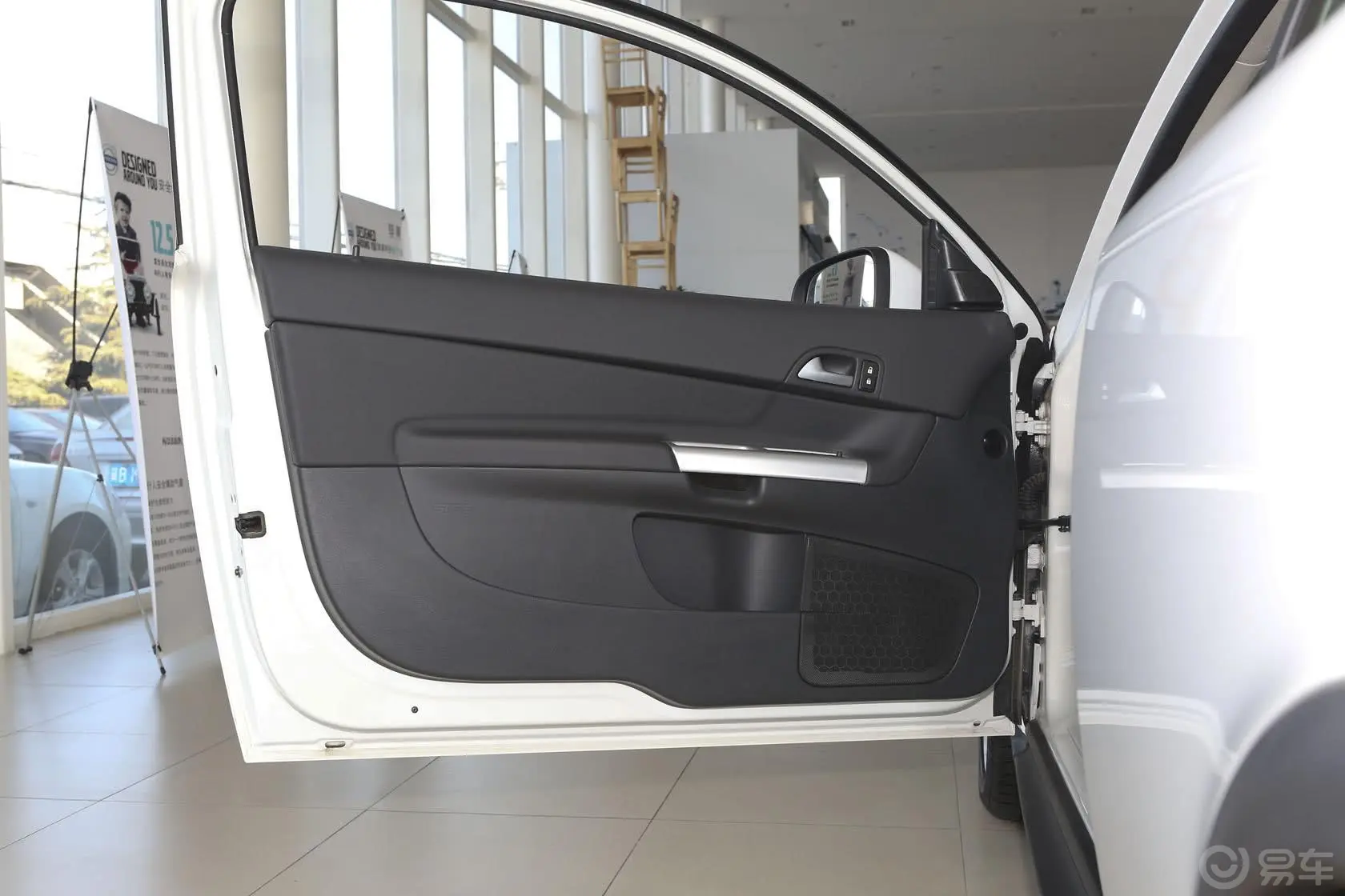 沃尔沃C302.0L 双离合 炫动款驾驶员侧车门内门板