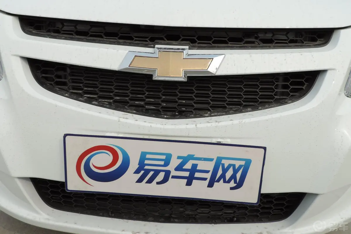 赛欧3三厢 1.4 SE MT 理想幸福版前格栅侧俯拍