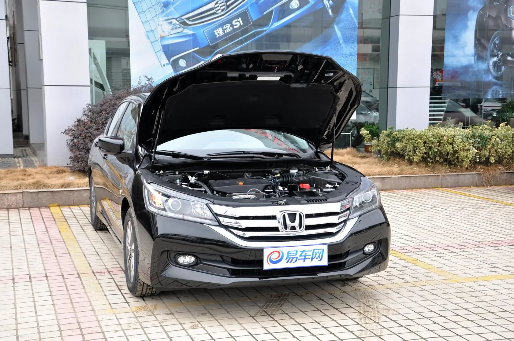 雅阁2.0L LX 舒适版发动机盖开启