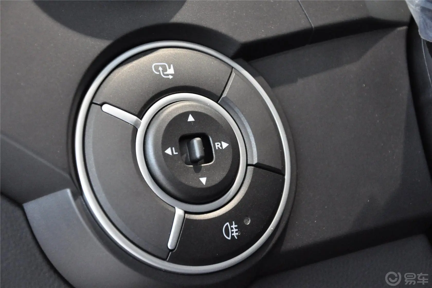 爱腾2.3L 汽油 两驱自动舒适版外后视镜控制键