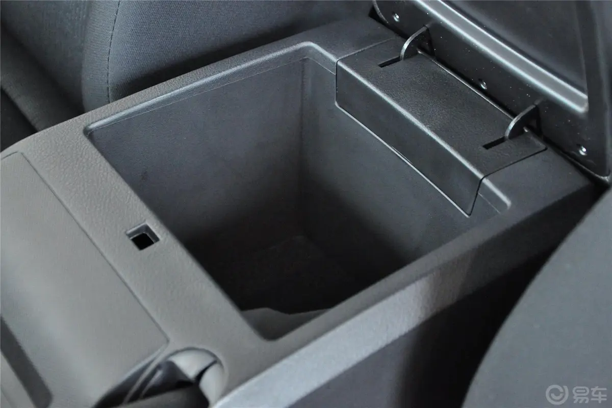 爱腾2.3L 汽油 两驱自动舒适版前排中央扶手箱空间