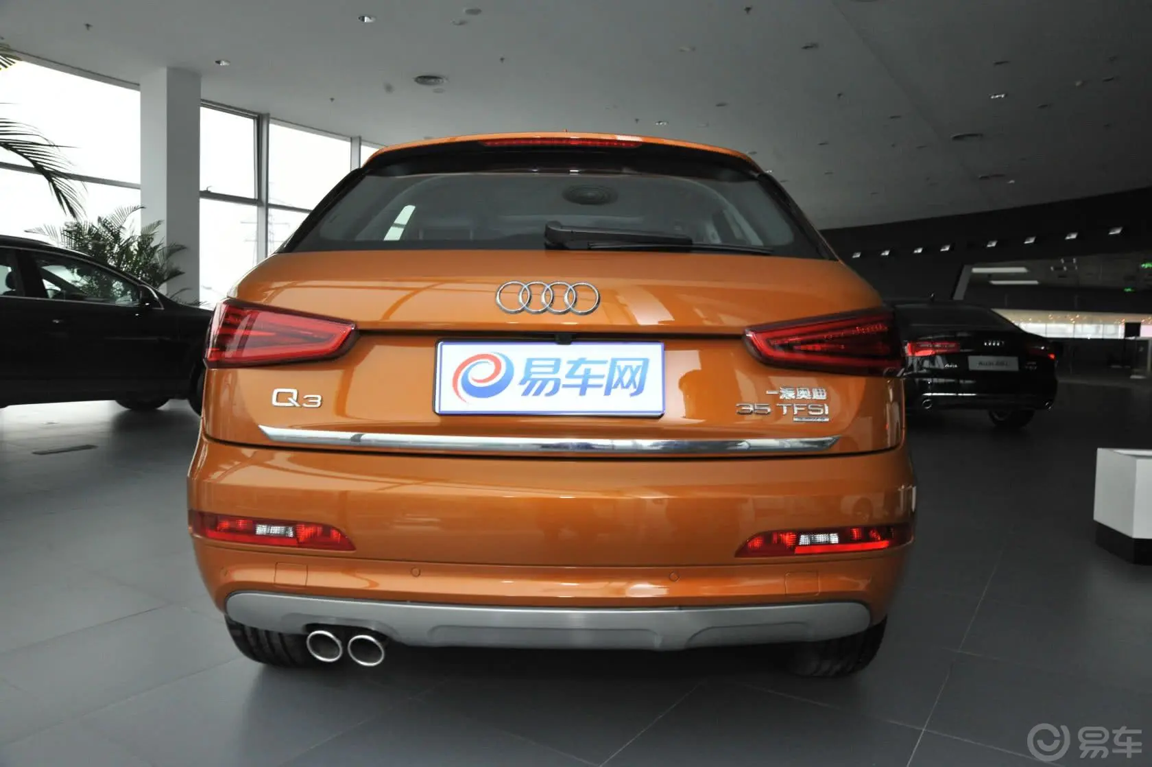 奥迪Q335TFSI quattro 舒适型正后水平