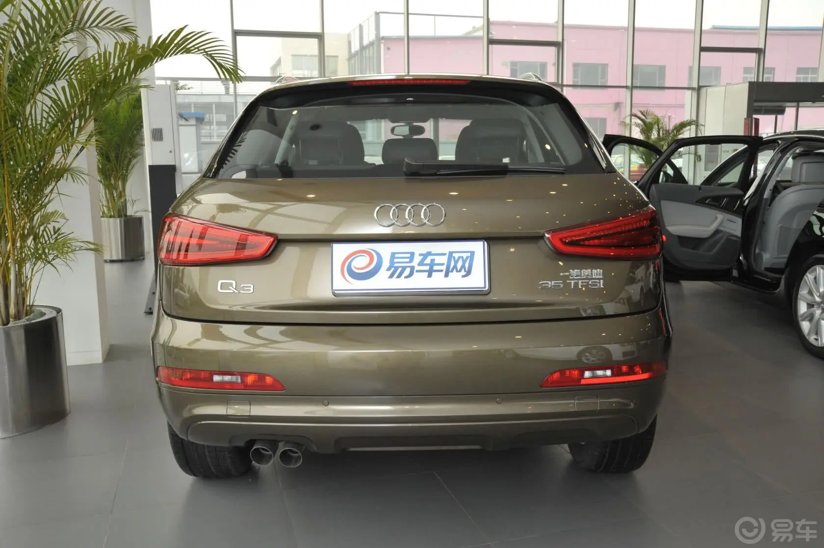 奥迪Q335TFSI 进取型正后水平