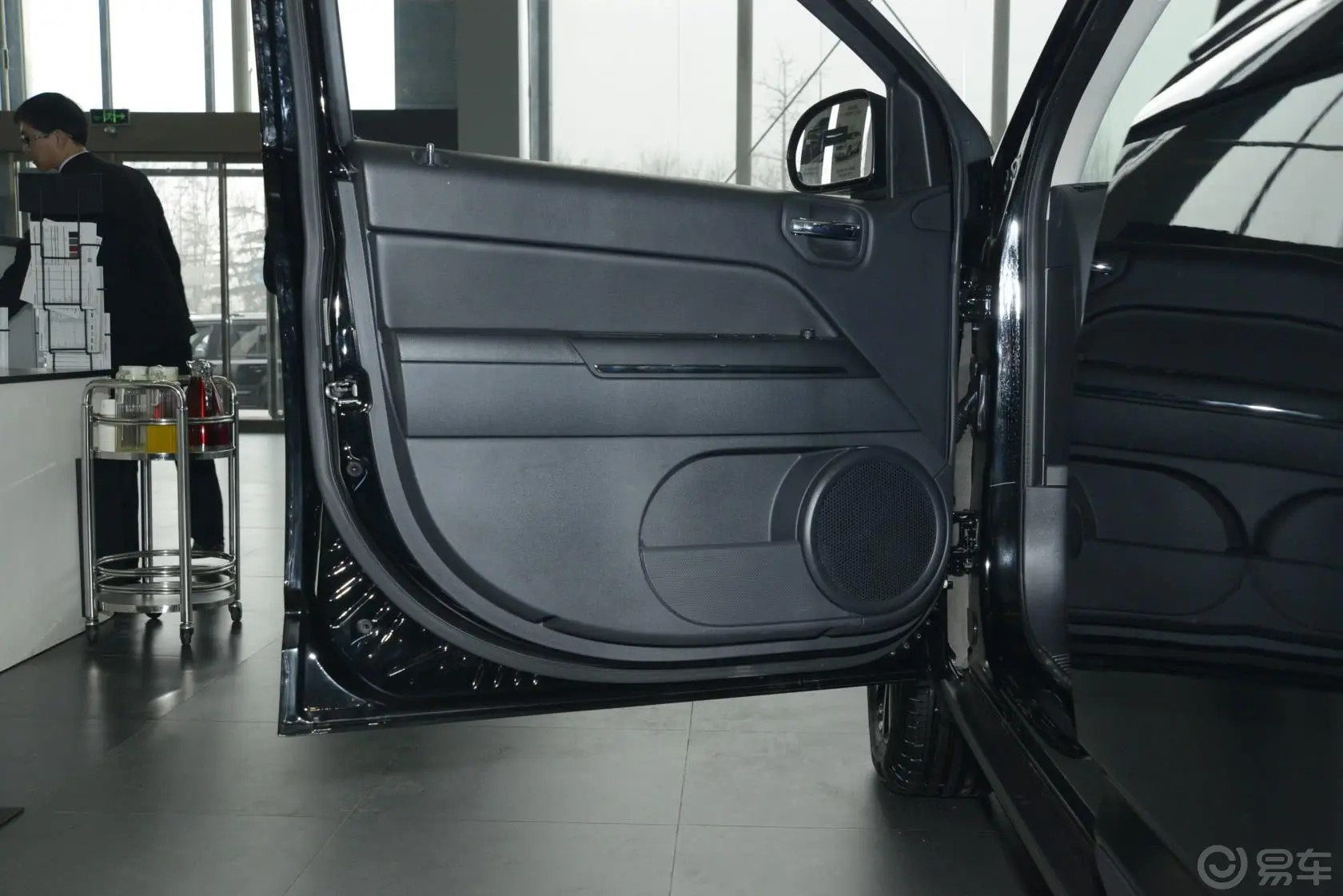 指南者(进口)2.4L 自动 炫黑导航版驾驶员侧车门内门板