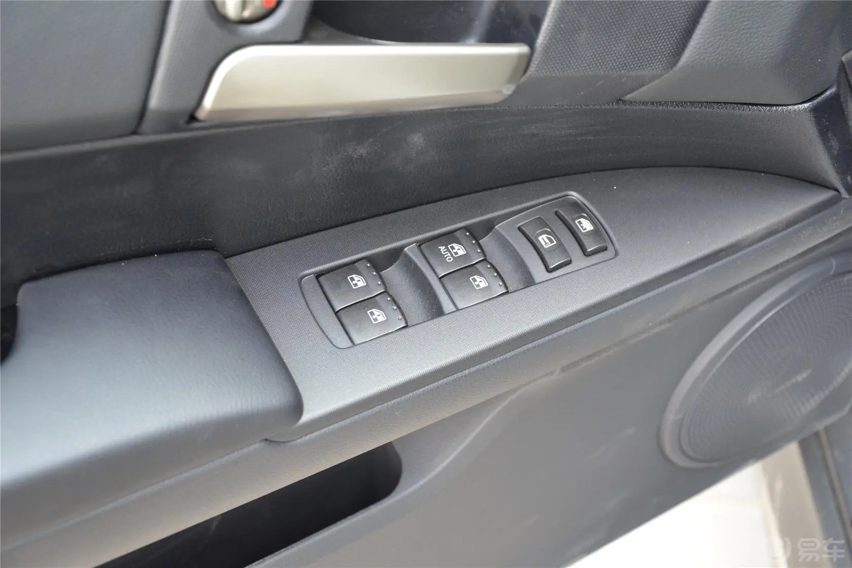 爱腾2.3L 汽油 四驱自动豪华版车窗升降键