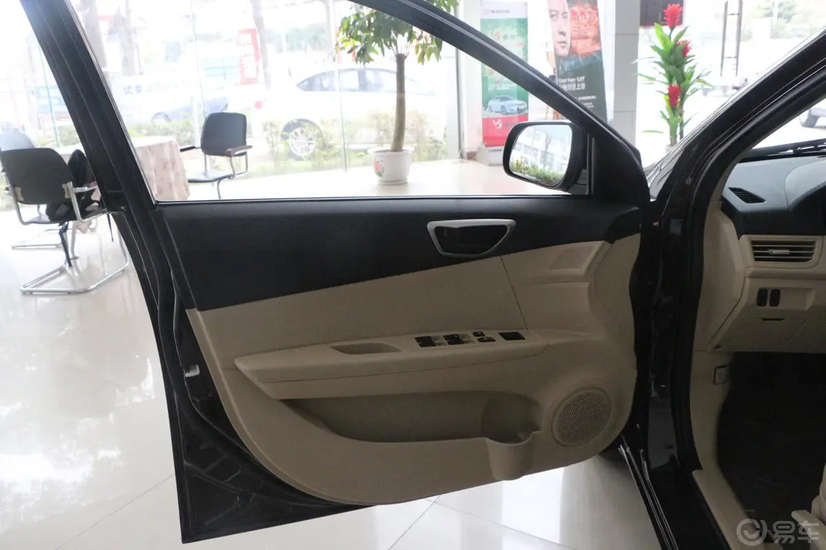 V5菱致1.5L 手动 舒适型驾驶员侧车门内门板