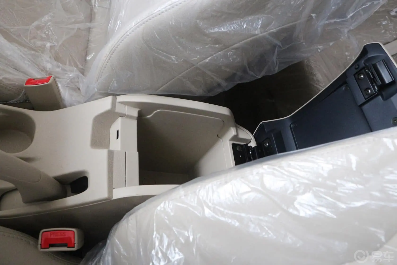 V5菱致1.5L 手动 舒适型前排中央扶手箱空间