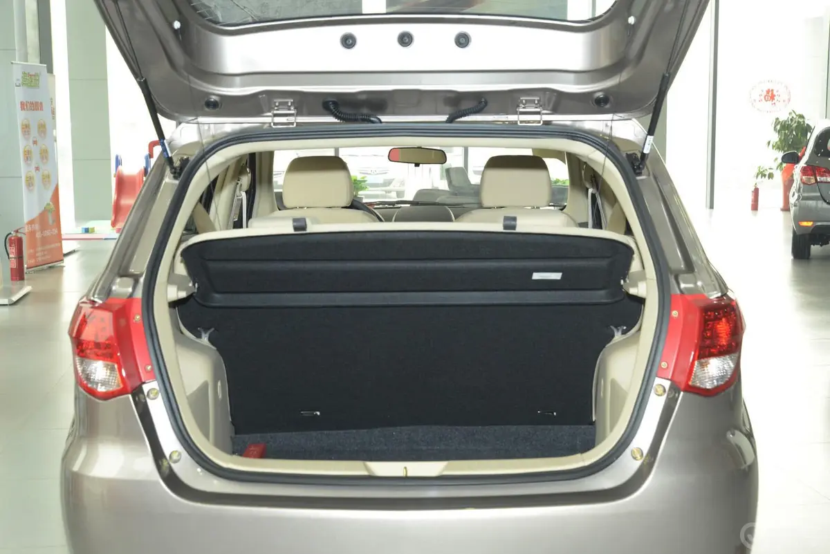 北京汽车E系列两厢 1.3L 乐天手动版行李箱空间
