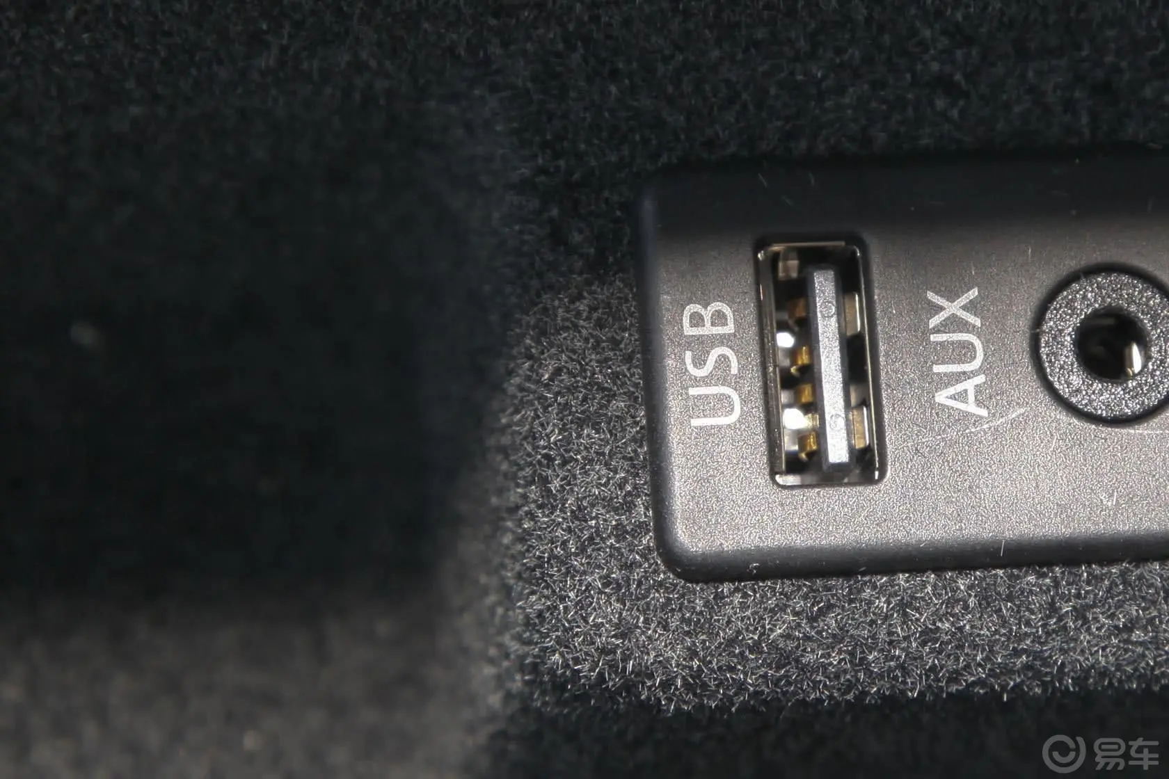 迈腾2.0T 手自一体 尊贵型USB接口