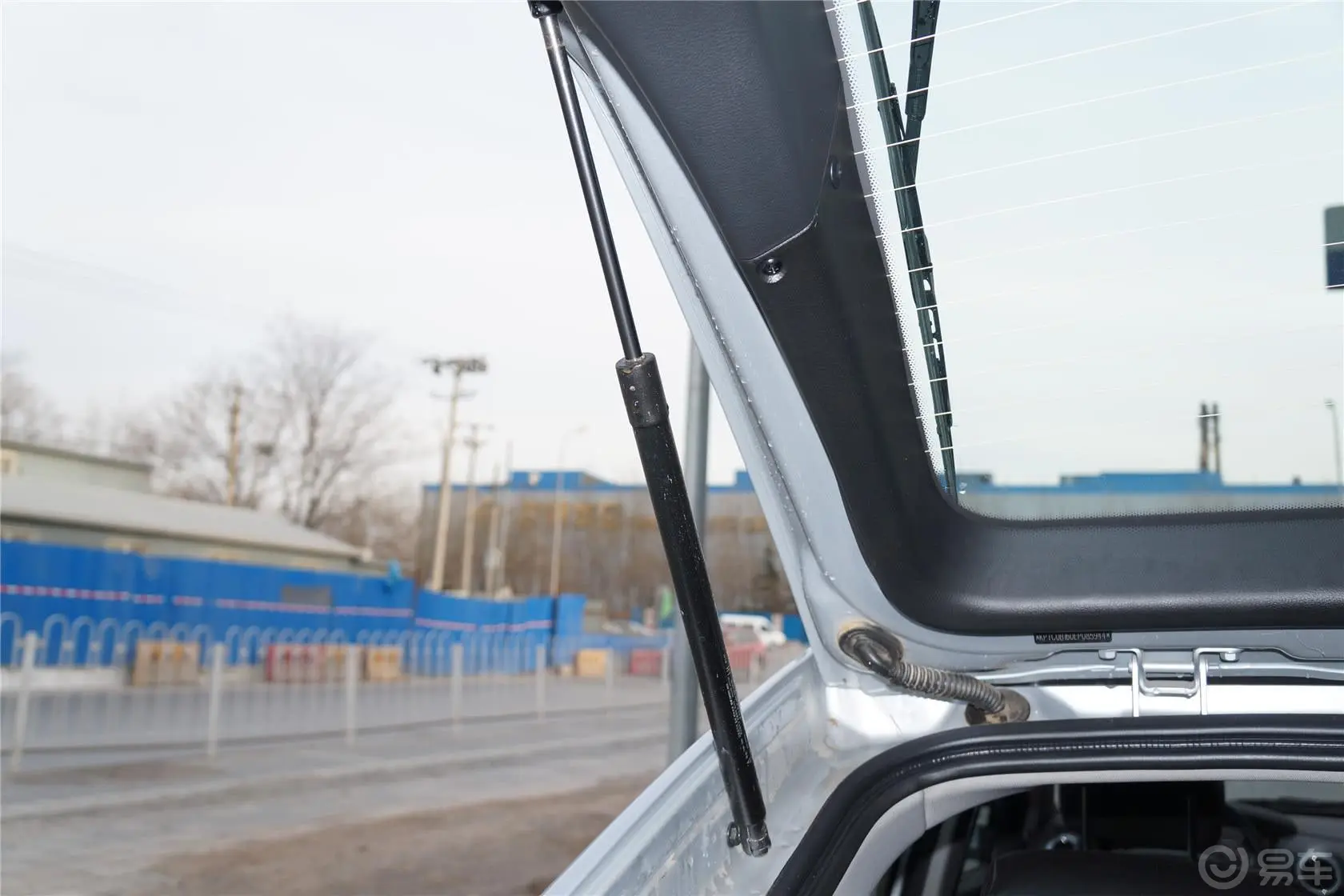 爱腾2.3L 汽油 两驱自动精英版行李厢支撑杆