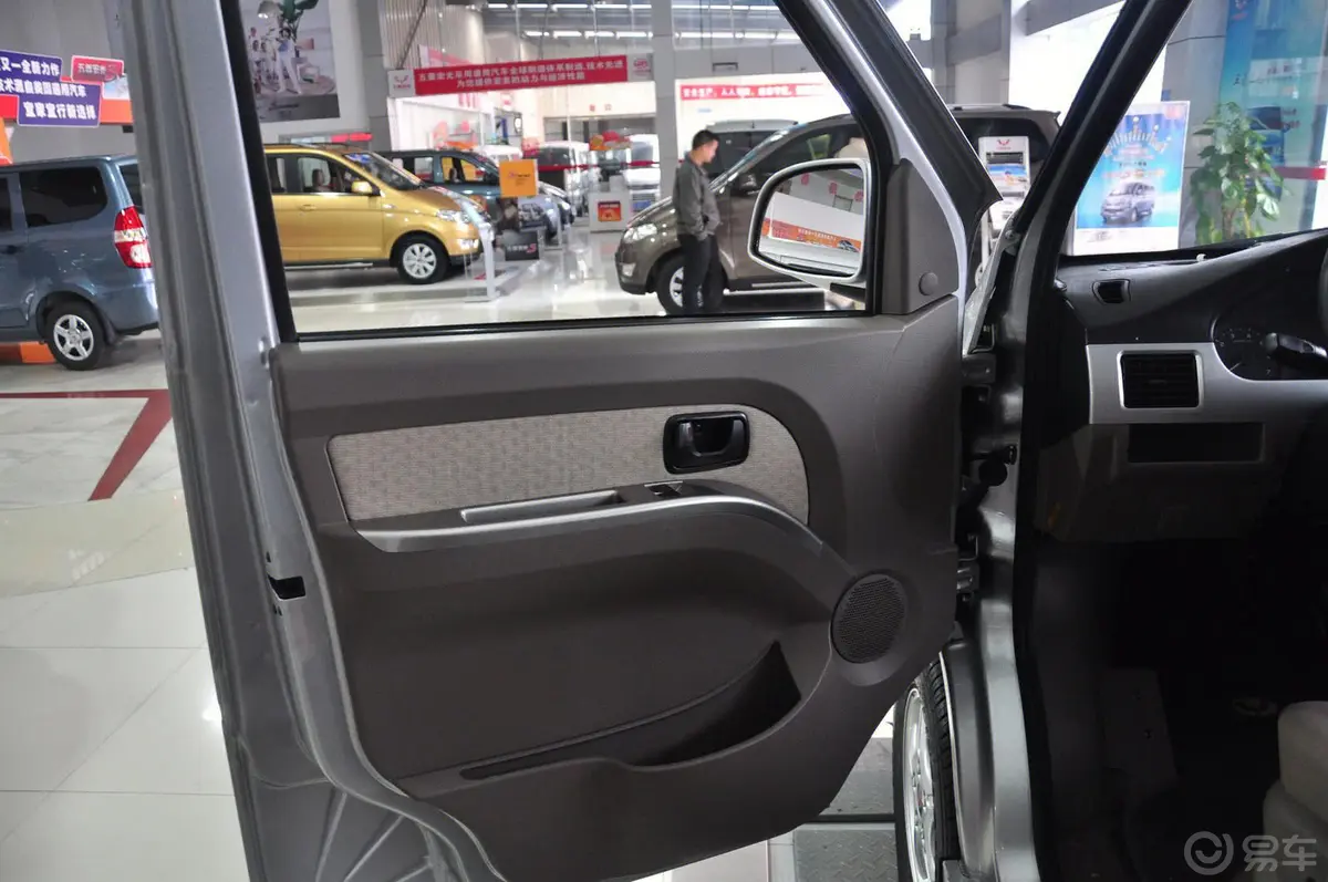 五菱荣光加长版 6450B-基本型 九座驾驶员侧车门内门板